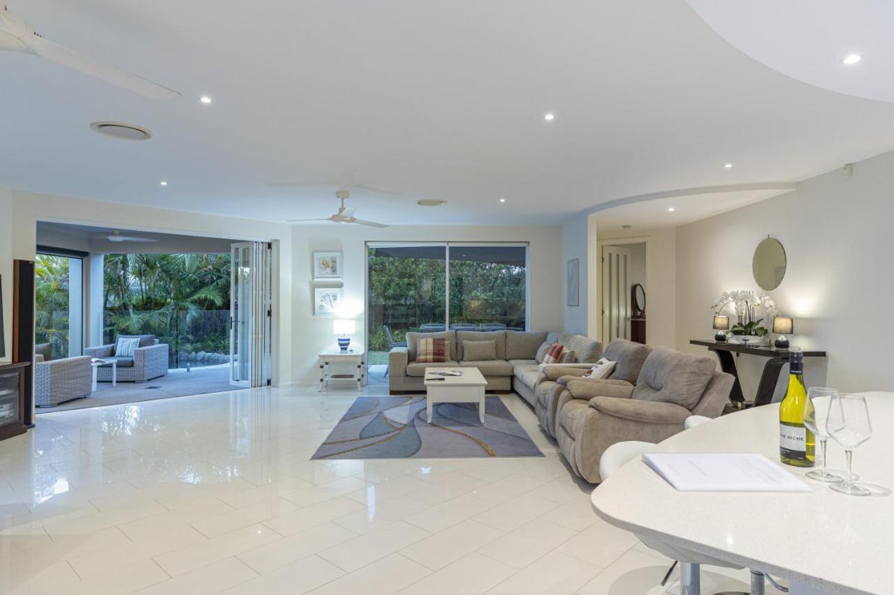 Luxury Resort Style Villa Pool By Custom Bnb Hosting Pelican Waters Bagian luar foto